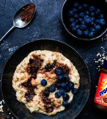 Porridge mit Birne, Ovomaltine Crunchy Cream und Heidelbeeren