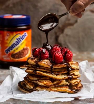 Buttermilch-Pancakes mit Himbeeren und Schokosauce
