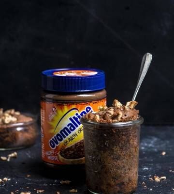 Schoko-Mug-Cake mit Datteln und Walnüssen 