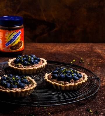 Schoko-Mandel-Tartelettes mit Heidelbeeren